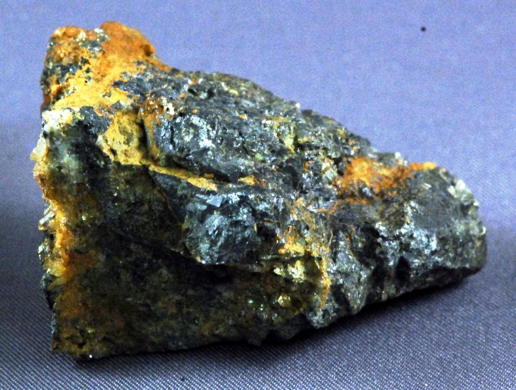 Золото из угля. Золотоносный кварц сульфиды. Золото кварц-сульфидные месторождения. Полиметаллическая руда пирит. Сульфидная сера.